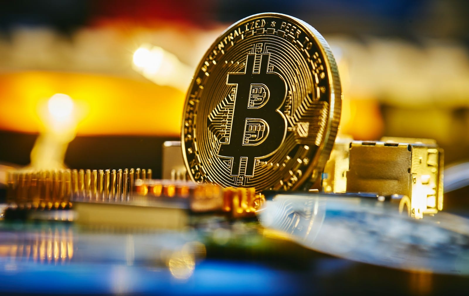 コンピューターの基板の上に立てた金色のビットコイン