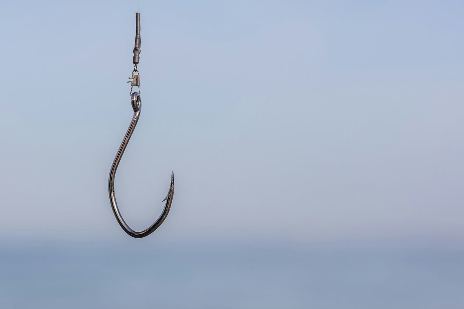 海の上の空にぶら下がった、1本の釣り針