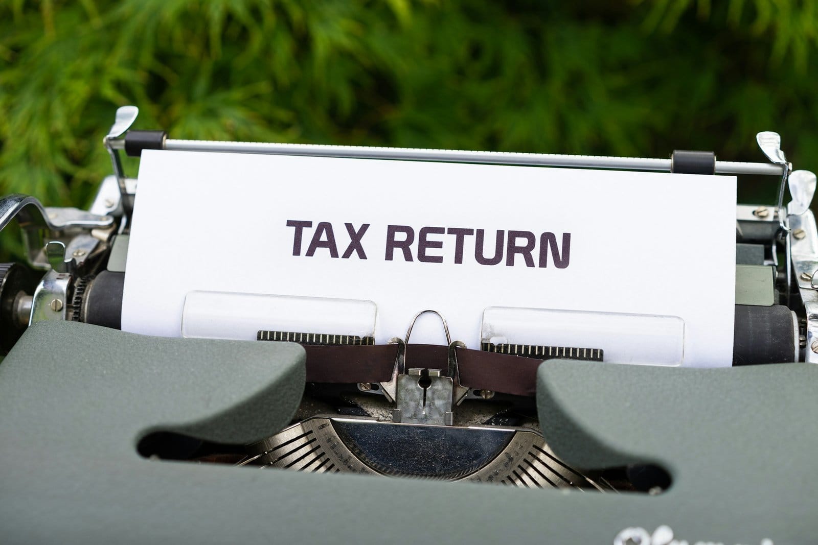 TAX RETURNと書かれた紙がはさまったタイプライター