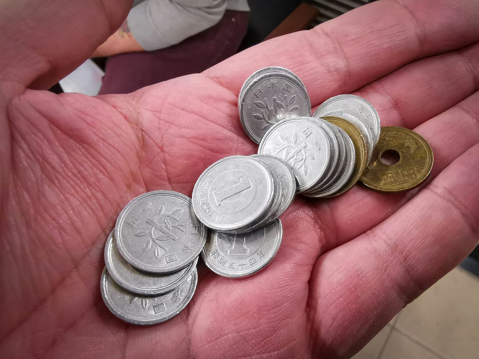 手のひらにのせた日本の硬貨