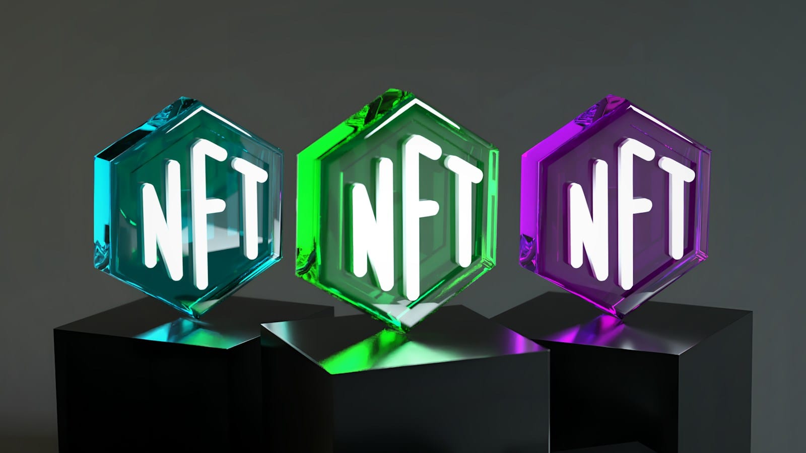 3つの色の六角形の中に、NFTという文字が光っている